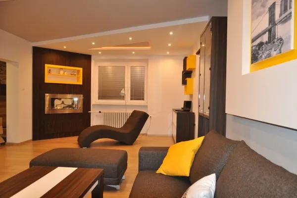 Zmoderizované přízemí starého domu obohatila i lenoška