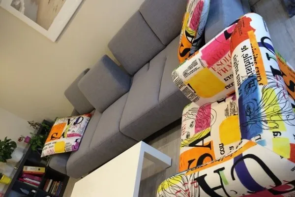 Proměnit obývák pomohou i polštářky na sedačce