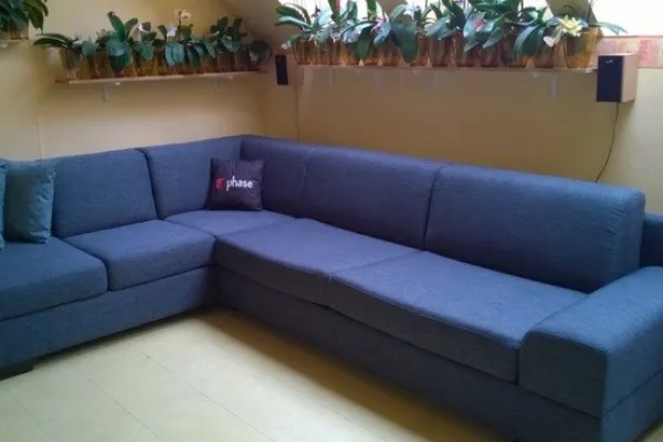 Modrá je dobrá - a oživí Vám obývák